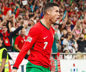 Ronaldo lập siêu phẩm 'ngả bàn đèn', Bồ Đào Nha thắng to