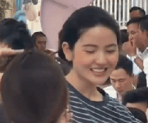 'Bà hàng xóm' lén quay cảnh Chu Thanh Huyền đi ăn cỗ ở quê Quang Hải, lỡ miệng thốt ra 1 từ khiến cả họ đứng hình