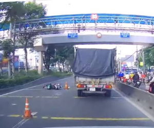 Nam shipper tử vong trên quốc lộ ở TPHCM, xe máy văng xa cách 20m