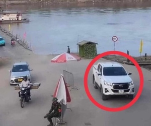 Tước giấy phép lái xe 2 tháng tài xế vượt ẩu tại cầu phao Phong Châu