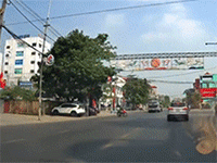 Nóng trên đường: Đi xe máy sang đường siêu ẩu, người đàn ông suýt trả giá đắt