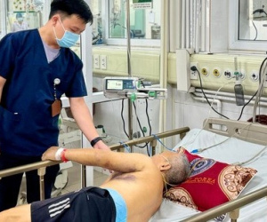 Người đàn ông toàn ngực tím đen, mất 1 nửa lượng máu do mắc bệnh lây từ muỗi