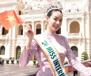 Miss International 2024 Thanh Thủy diễu hành trên xe bus 2 tầng ở TPHCM trong sự chào đón nồng nhiệt của fan hâm mộ