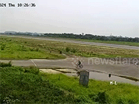 Máy bay quân sự rơi  khi đang biểu diễn ở Bangladesh