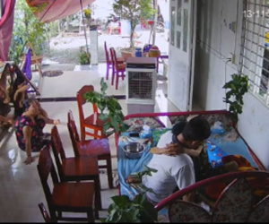 Nghẹn ngào cái ôm cuối má dành cho ba trước lúc rời xa cõi tạm: Không nỗi đau nào bằng nỗi đau ly biệt