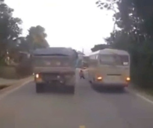 Băng qua đường khi vừa xuống xe đưa đón, bé 5 tuổi bị xe tải tông tử vong