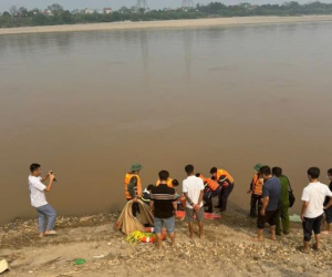 Vụ 5 học sinh lớp 8 mất tích trên sông Hồng: Tay nạn nhân thoát nạn vẫn còn vết xước do bạn túm trượt