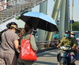 Người Hà Nội toát mồ hôi giữa mùa Đông: 'Nghe nói sắp lạnh mà cũng chưa biết sắp là bao giờ'