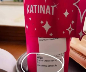 Bị chỉ trích vì ly trà sữa dán tem 'giảm an tây', KATINAT ra thông cáo, sa thải nhân viên