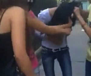 Thiếu nữ 19 tuổi lột đồ 'tình địch', đăng clip lên Facebook
