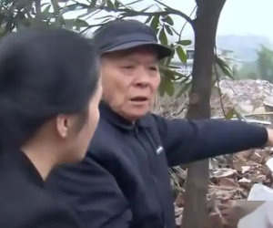 Bố mẹ đòi kiện con gái vì 'không chia tiền cho anh trai' nhưng bị đáp trả bằng 1 tờ giấy đặc biệt