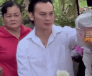Xót xa hình ảnh NSƯT Kim Tiểu Long cầm hoa trắng tiễn biệt con gái nuôi lần cuối
