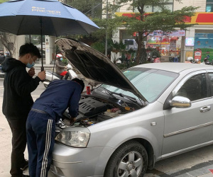 Thợ sửa xe đến cứu ô tô nằm đường, xong việc lấy 300 nghìn liền bị nói 'lùa gà'