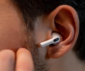 3 'pháp sư' Ấn Độ hô biến AirPods làm máy trợ thính cho người thân