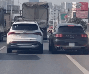 Ô tô chèn ép trên cao tốc, hai người trong xe thò tay đập gương xe nhau