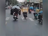 Phẫn nộ hình cảnh cặp đôi đi xe máy bất ngờ đạp ngã người đi đường
