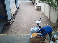 Giật mình khoảnh khắc gói hàng phát nổ ngay trước mặt nam shipper