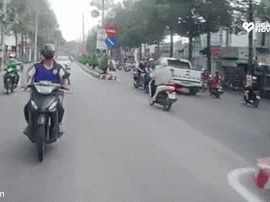 Đi đường mải liếc ngang ngó dọc, thanh niên nhận kết đắng: Nhìn hiện trường dân mạng than trời 'kiểu này đền ốm'