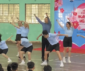Thầy giáo 'trà trộn' vào đám đông học sinh đang nhảy văn nghệ 20/11, ai dè giật luôn spotlight và hút hơn 1 triệu view