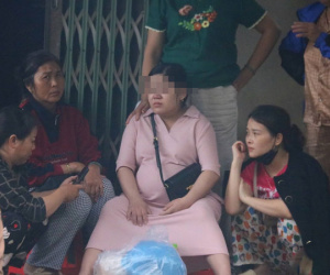 Vụ xe chở rác rơi xuống sông khiến 2 người mất tích: Vợ bầu mong ngóng tin chồng