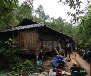Con trai đổ xăng lên người đốt chết bố mẹ