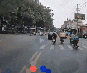 Nam thanh niên đạp ngã xe máy chở hàng giữa phố đã ra trình diện công an, trình bày lý do khó chấp nhận