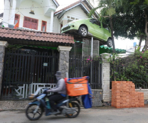 Người đàn ông treo ôtô lên cổng nhà 'làm kỷ niệm'