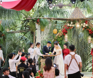 Độc lạ đám cưới trang trí bằng gần 1 tạ rau củ: Lộng lẫy chẳng kém hoa tươi, khách mời ai cũng háo hức 'hái' quà mang về