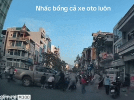 Hàng chục người hối hả vây quanh chiếc xe bán tải gây tò mò, biết lý do phía sau ai cũng xúc động