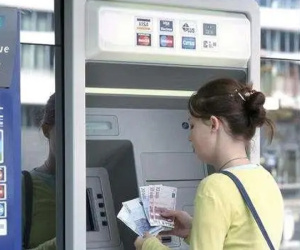 Người phụ nữ rút 35 triệu đồng nhưng ATM 'nhả' gấp đôi, 1 tuần sau ngân hàng liên hệ: Cô phải đền tiền!