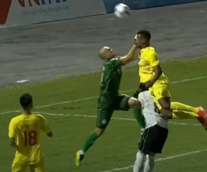 Đấm trúng đầu ngoại binh V.League, cựu thủ môn tuyển Việt Nam gãy xương, rơi vào cảnh trớ trêu