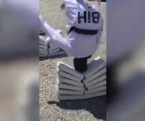 Clip: Võ sĩ Taekwondo dùng đầu đập vỡ 90 tấm bê tông