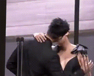 Hot nhất Weibo: Hứa Quang Hán công khai hôn đàn chị hơn 25 tuổi ngay trên sân khấu lễ trao giải Kim Mã