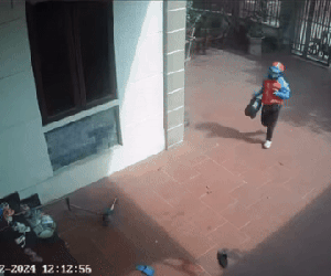Camera ghi lại hành động khó tin của shipper khi giao hàng nhưng không có ai ở nhà