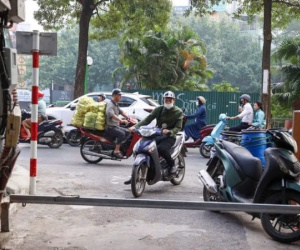 Luật sư nói gì về việc người dân lắp barie ngăn xe ở Hà Nội?