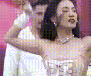 Bước nhảy hoàn vũ vừa trở lại đã gây tranh cãi