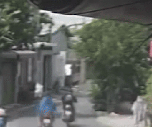 Cú ra chân của gã đàn ông khiến nam sinh lớp 10 gục ngã xuống đường, biết nguồn cơn càng phẫn nộ
