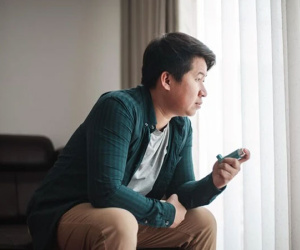 Mẹ vợ đến chăm con gái ở cữ được nửa tháng thì đòi về quê, biết nguyên nhân từ một thứ trong tủ lạnh mà tôi bất lực