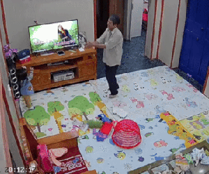 Gọi mãi không thấy bố chồng trả lời, con dâu mở camera lên xem thì không thốt nên lời khi thấy cụ ông đang làm 1 việc