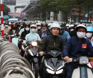 Dòng người nhích từng mét để đến công sở trong ngày gió mùa ùa về Hà Nội