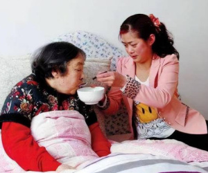 Chăm mẹ 10 năm, ngày bán đất mẹ lén đưa hết tiền cho em trai, tôi cay đắng nói một câu khiến bà chấn động