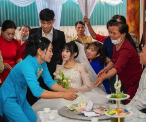 Phong tục lạ ở Vĩnh Phúc khiến cô dâu ngơ ngác giữa đám cưới
