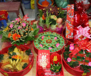 Ngày dạm ngõ, bố vợ tương lai mở tráp ăn hỏi, nhìn qua sính lễ rồi ném nắp tráp xuống nền nhà, hỏi một câu khiến nhà trai choáng váng bỏ về