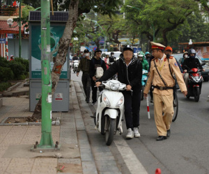 Học sinh được bố mẹ giao xe máy trên 50 phân khối để chở em đi học
