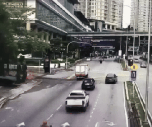 Xe tải lùi nhanh xuống đường khiến người đi xe máy tử vong
