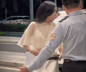 3 triệu người xao xuyến khi cố tua chậm cảnh mỹ nhân bước xuống xe: Hào quang cô ấy chói quá!