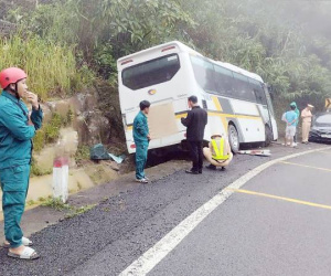 Ô tô chở khách nước ngoài lao vào vách đá, nhiều người bị thương ở Khánh Hòa