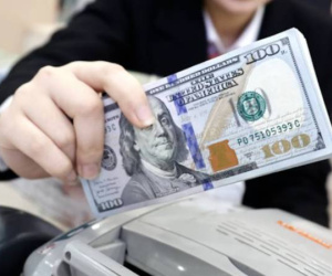 Giá USD tại Việt Nam rớt mạnh