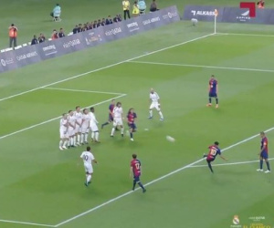 Ronaldinho gây sốt với cú đá phạt thần sầu ở tuổi 44