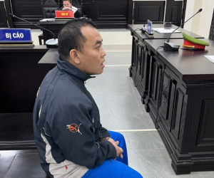 Cầm búa đánh vợ vì chậm cúng rằm